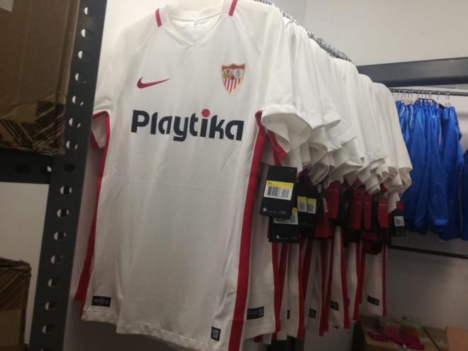 Unas camisetas del Sevilla ya con la nueva marca.
