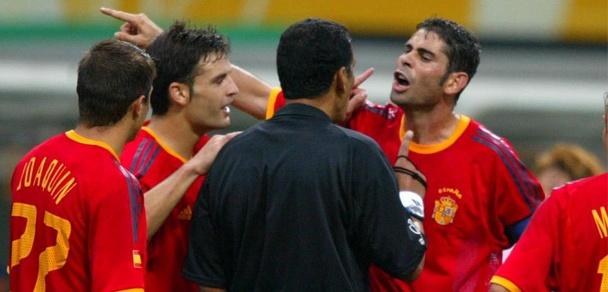 Fernando Hierro protesta una decisión arbitral en el Mundial de Corea y Japón 2002.