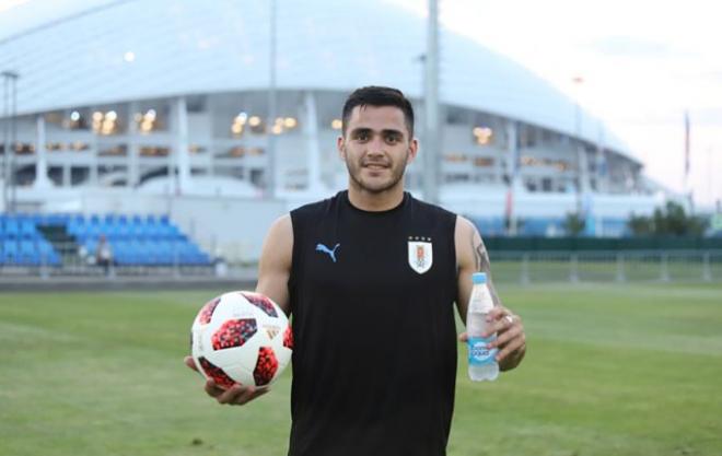 Maxi Gómez posa con el premio 'Man Of The Match' del entrenamiento de la selección de Uruguay en el Mundial de Rusia.