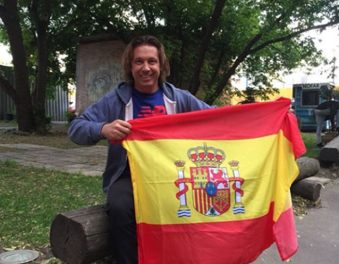 Aleksander Mostovoi posa con una bandera de España (Foto: @alexander_mosto).