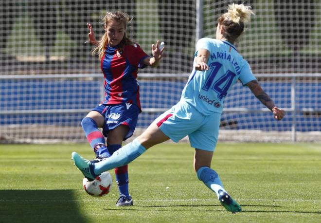 Nerea jugando un partido con el Levante UD Femenino.