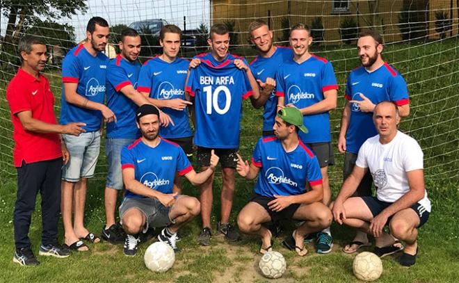 Los jugadores del US Castétis-Gouze posan con la camiseta de Ben Arfa.