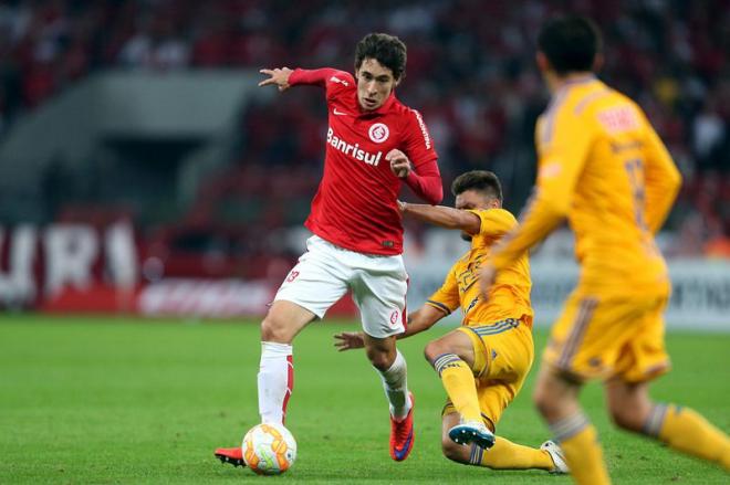 Rodrigo Dourado en un partido con el Internacional de Portoalegre.