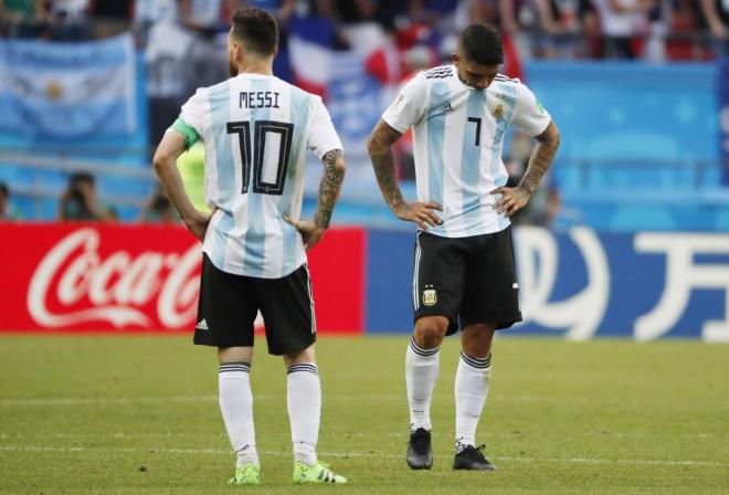 Banega, junto a Messi, en el Argentina-Francia del Mundial de Rusia.