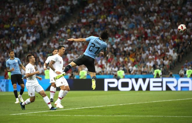 Edinson Cavani anota el primero de sus goles a Portugal en el partido de octavos de final del Mundial de Rusia.