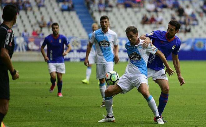 Fernando Navarro lucha junto a Toché durante la disputa de un amistoso el pasado verano entre el Dépor y el Real Oviedo.