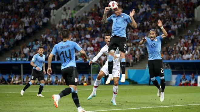 Giménez despejando un esférico ante Portugal.