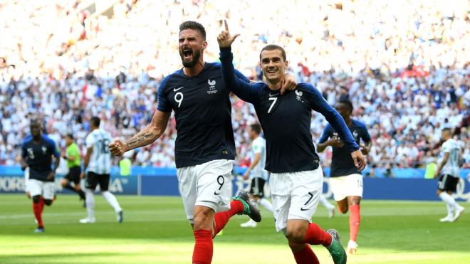Griezmann celebra con Giroud el primer gol de Francia ante Argentina en el Mundial.