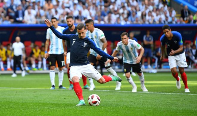 Antoine Griezmann lanza el penalti que adelanta a Francia ante Argentina en los octavos de Rusia 2018.
