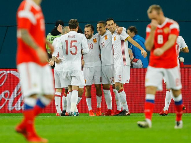 Los jugadores de España celebran un gol de Jordi Alba a Rusia.