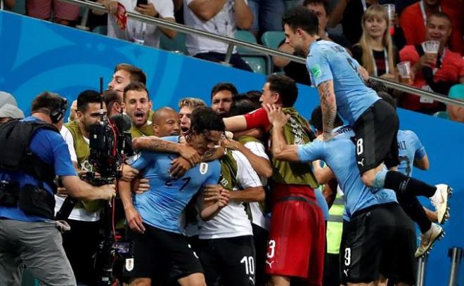 Los jugadores de Uruguay celebran uno de los goles de Cavani en la victoria sobre Portugal en el Mundial de Rusia.