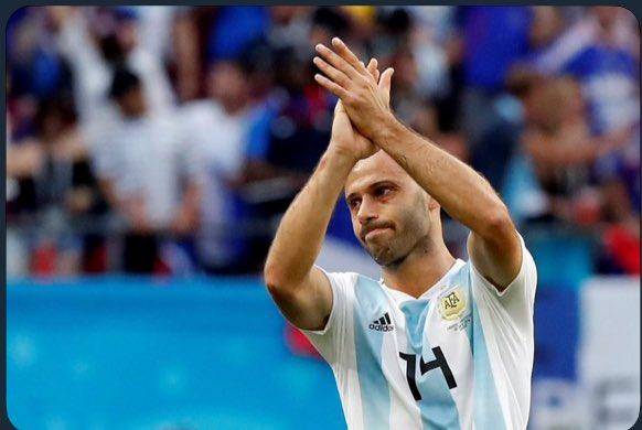 Mascherano aplaudiendo al público argentino.