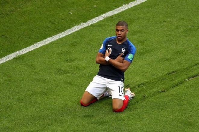Kylian Mbappé celebra su segundo gol y el cuarto de Francia en la victoria sobre Argentina en octavos del Mundial de Francia.