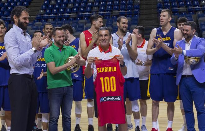 Scariolo recibe una camiseta con los 100 partidos que ganó.