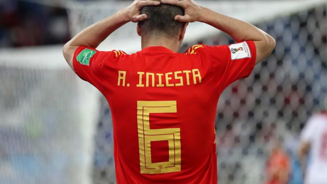 Andrés Iniesta se lamenta tras la eliminación de España en Rusia.
