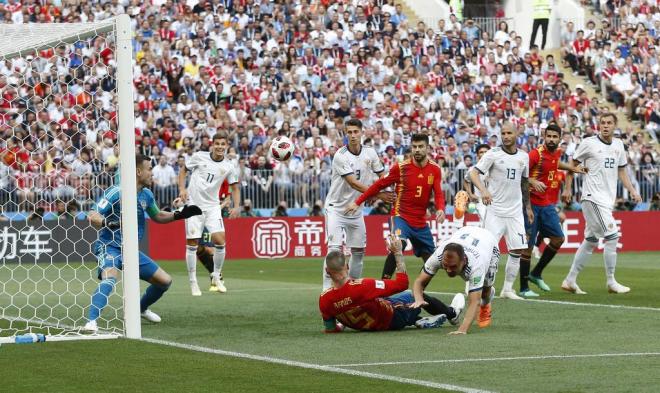 Sergio Ramos anota el gol de España ante Rusia en los octavos de final del Mundial de Rusia 2018
