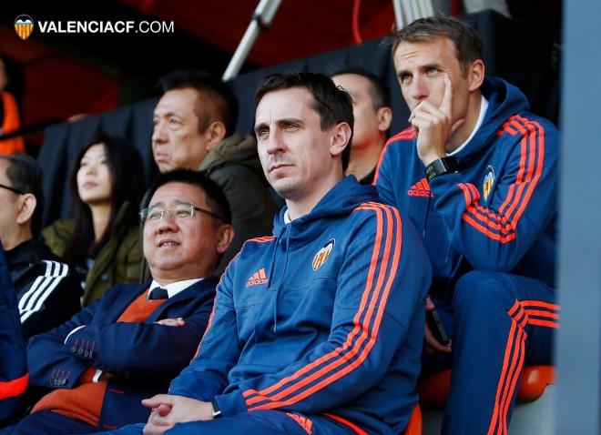 Gary Neville, Peter Lim, Phil Neville, Layhoon Chan y Kim Koh en Paterna. (Foto: Valencia CF)