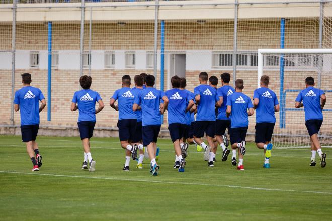 La plantilla del Real Zaragoza durante el primer entrenamiento de la pasada temporada (Foto: Dani Ma