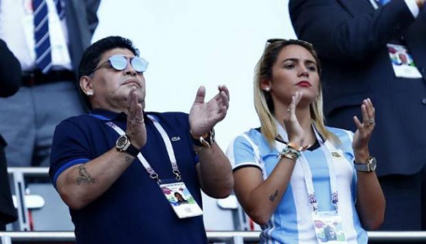 Maradona y su pareja, durante el partido ante Francia de los octavos de final del Mundial.