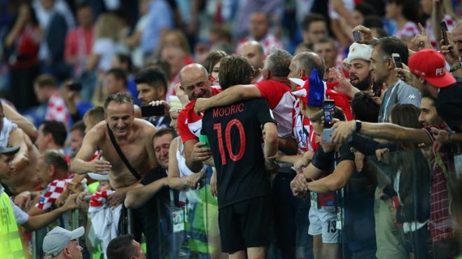Modric celebra el pase a cuartos tras vencer a Dinamarca con los aficionados.