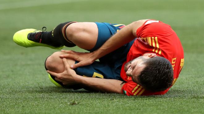 Nacho se duele sobre el césped del Luzhniki en el duelo de octavos ante Rusia.