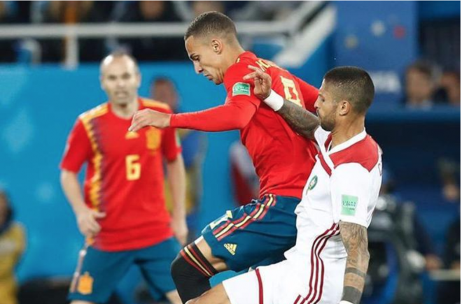 Rodrigo Moreno controla el balón ante Marruecos y bajo la atenta mirada de Iniesta. (Foto: Sefutbol)