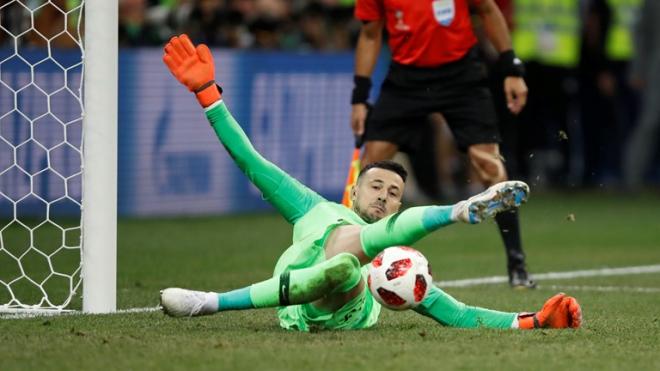 Danijel Subasic detiene el penalti de Nicolai Jorgensen en la tanda del Croacia-Dinamarca del Mundial de Rusia 2018.