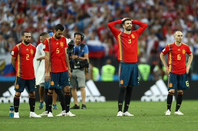 Busquets, Carvajal, Piqué e Iniesta se lamentan tras la derrota de España en la tanda de penaltis de octavos del Mundial de Rusia.