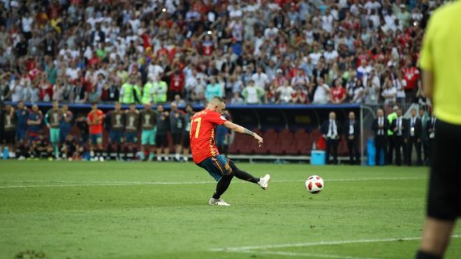 Aspas ejecutando el penalti (Foto: FIFA).
