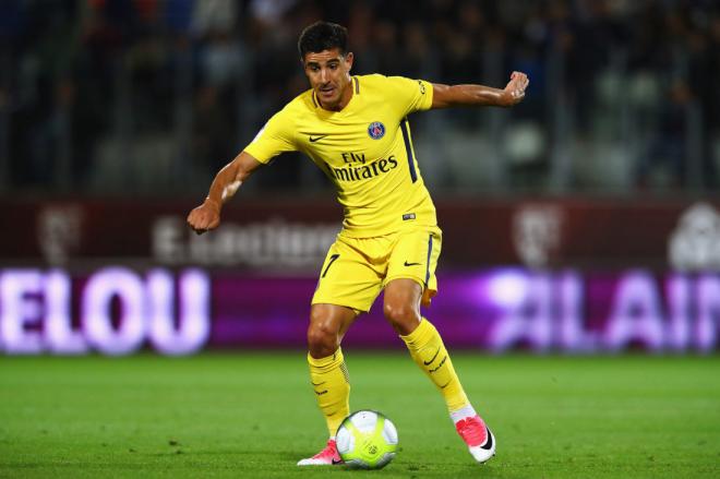 Yuri Berchiche en un partido con el PSG.