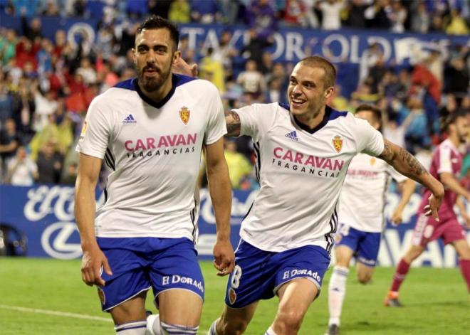 Borja Iglesias y Pombo celebran un gol.