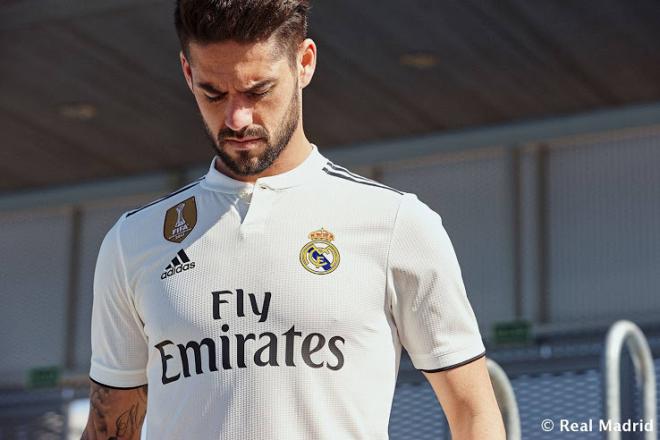 Isco presenta la camiseta local del Real Madrid 2018/19.