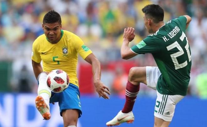 Casemiro y Chucky Lozano se juegan un balón dividido en el partido entre Brasil y México del Mundial de Rusia.