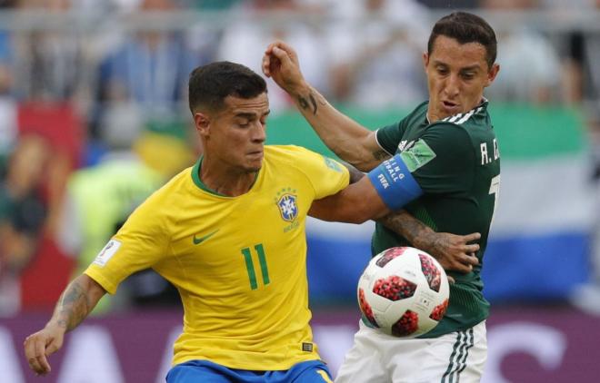 Coutinho y Guardado pugnan por un balón en el Brasil-México de octavos del Mundial de Rusia.