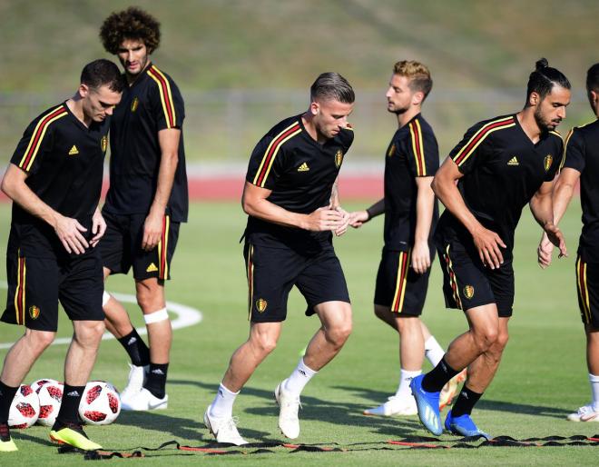 Thomas Vermaelen, Toby Alderweireld y Chadli corren durante el entrenamiento de Bélgica previo a Japón.