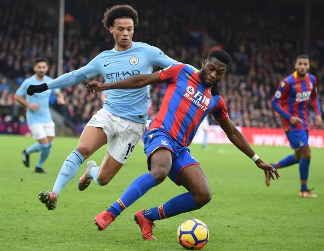 Fosu-Mensah defiende a Sané en un Crystal Palace-Manchester City.