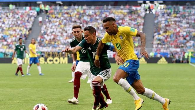 Andrés Guardado pugna un balón con Neymar.