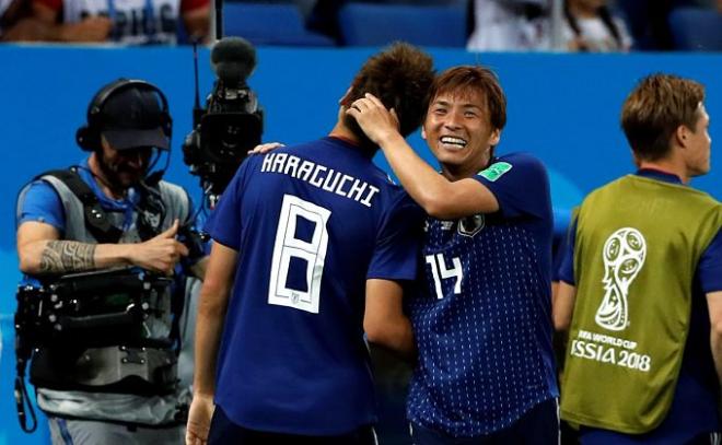 Takashi Inui celebra su gol ante Bélgica.