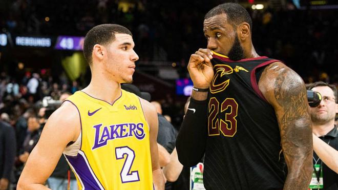 LeBron James charla con Lonzo Ball durante un partido de los Cleveland Cavaliers con Los Angeles Lakers.