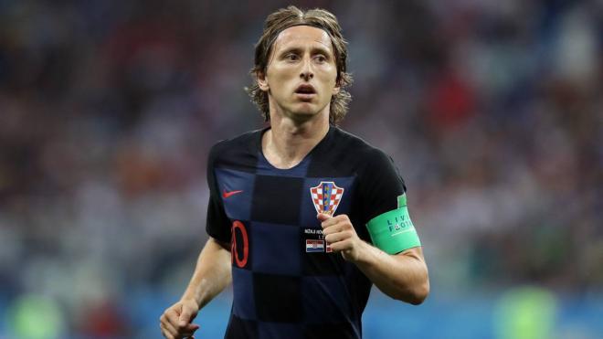 Luka Modric corre durante el partido de Croacia ante Dinamarca en octavos del Mundial de Rusia 2018.