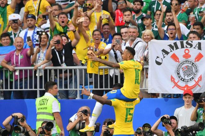 Neymar Jr. celebra su gol ante México en los octavos del Mundial de Rusia 2018.