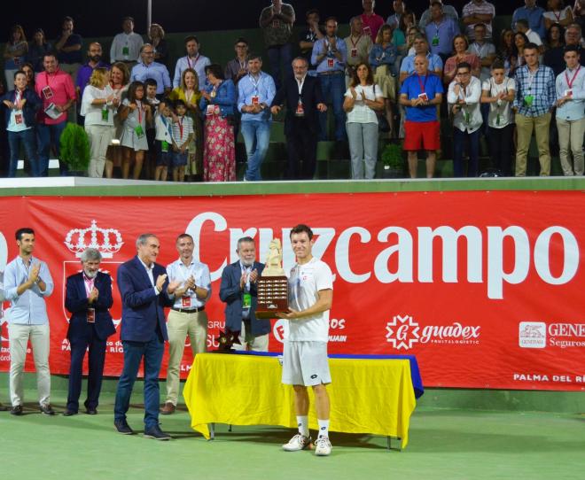 Lucas Miedler recibe su trofeo en Palma del Río.