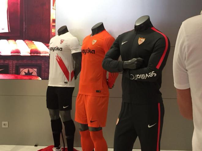 La equipación del Sevilla Atlético, de porteros y de entrenamiento.