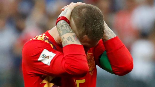 Sergio Ramos se lamenta tras la eliminación de España ante Rusia en el Mundial 2018.