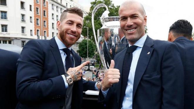 Sergio Ramos y Zinedine Zidane posan con la Champions League 2018 lograda por el Real Madrid en Kiev.