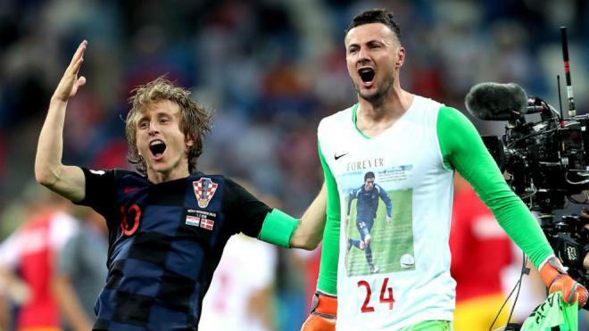 Daniel Subasic celebra con Luka Modric la victoria en los penaltis de Croacia ante Dinamarca en los octavos del Mundial de Rusia.