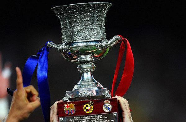 El trofeo de la Supercopa de España.