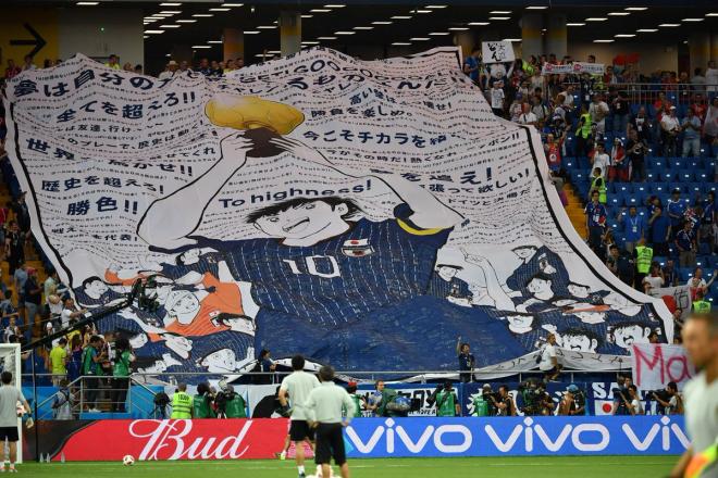 Tifo de Oliver Atom en la previa del partido Bélgica-Japón de octavos del Mundial.