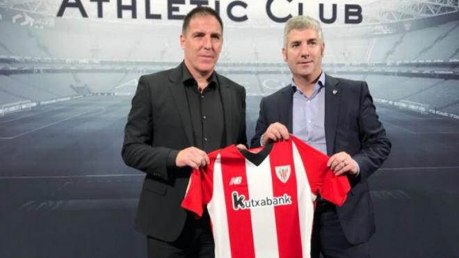 Eduardo Berizzo en su presentación como técnico del Athletic Club junto a Josu Urrutia.