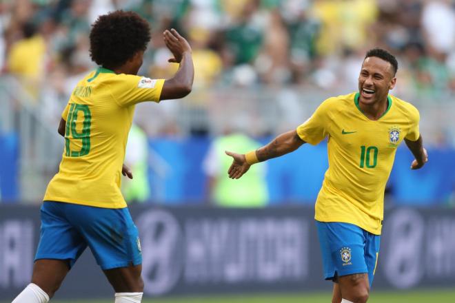 Willian y Neymar celebran el gol del segundo en el partido de Brasil ante México en el Mundial de Rusia.